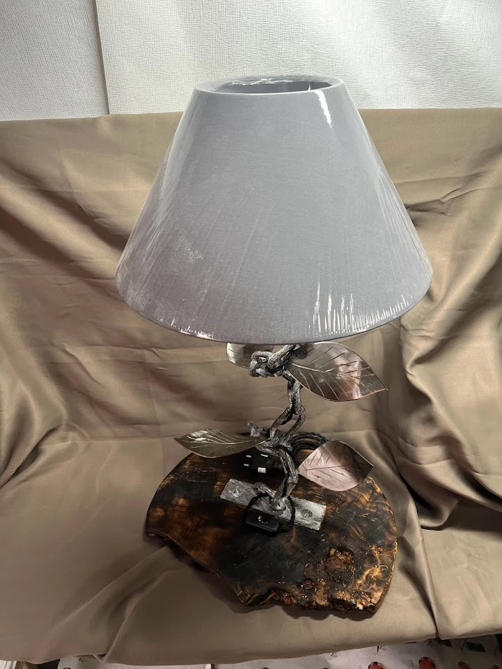 Lampe en fer et bois